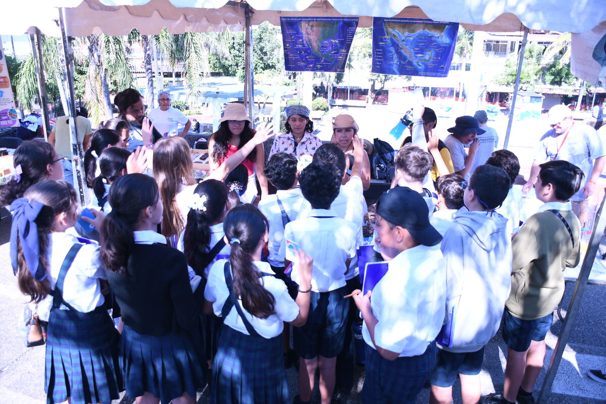 Estudiantes reunidos en la Feria 2025