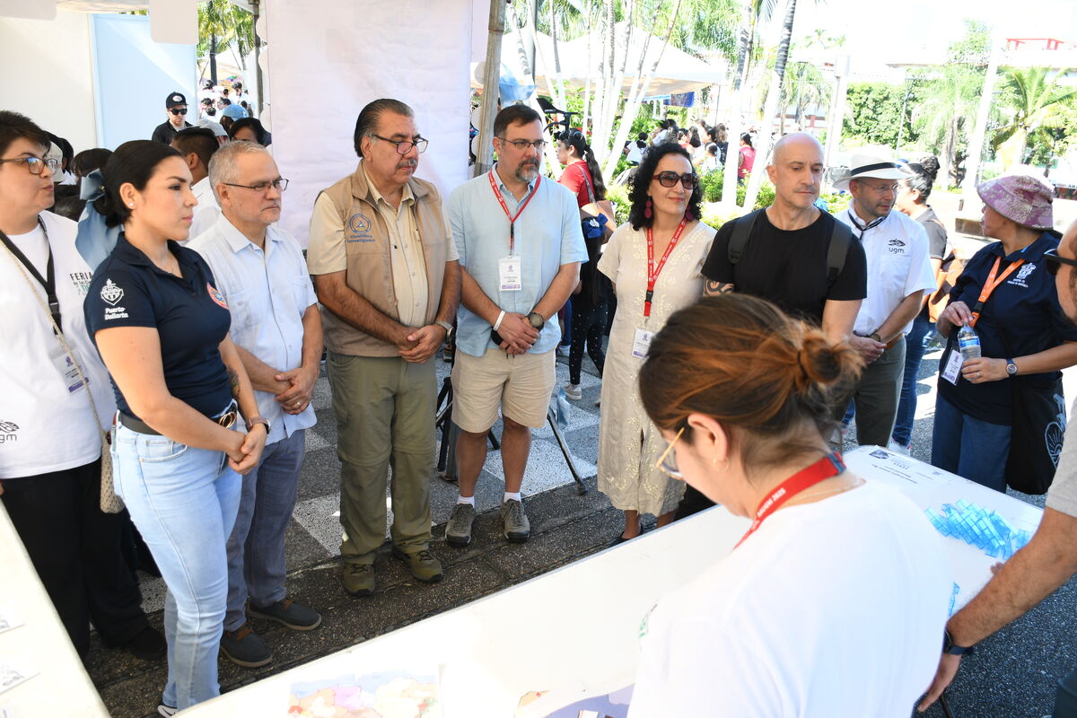 Visitantes recorriendo los talleres en Parque Hidalgo